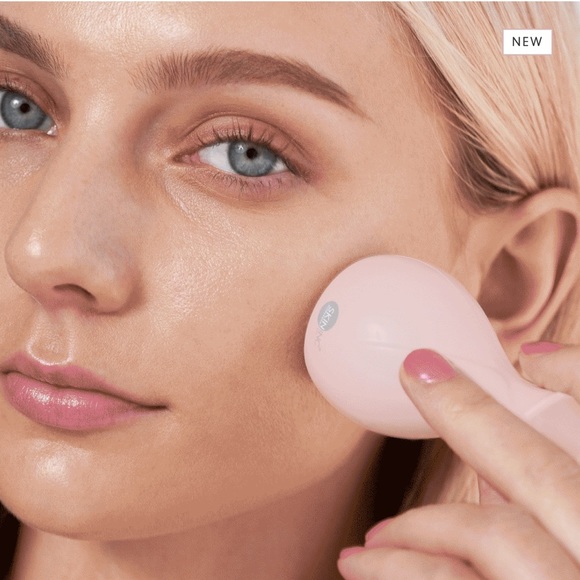 Skin Inc Cryo-Ice Sake Roller (Blush Edition) - Picture 2 of 5